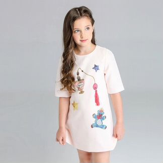Платье с нашивками и вышивкой 7-9 лет