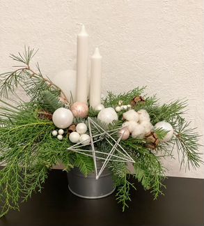 Новогодняя живая композиция со свечами