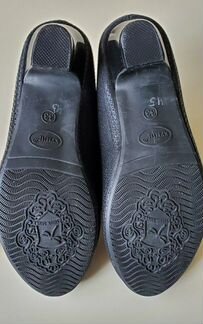 Детские черные туфли 