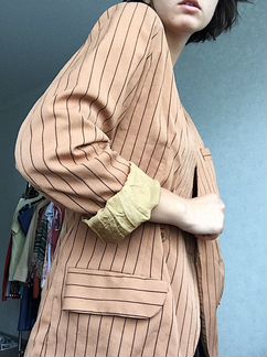 Коричневый пиджак в полоску