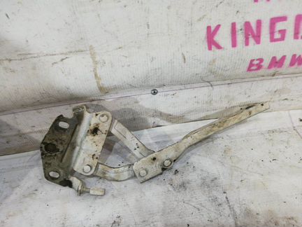 Петля капота передняя левая Volkswagen Passat B6