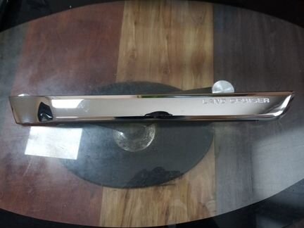 Молдинг задней двери Тойота Ленд Крузер 200