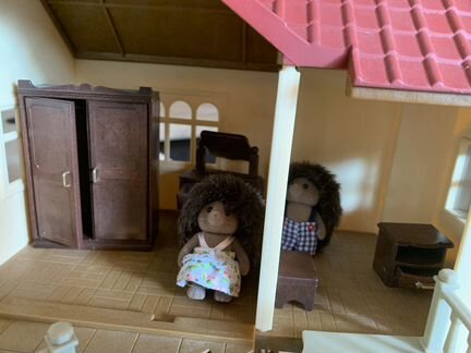 Sylvanian Families большой дом с мебелью и ежами
