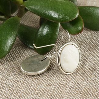 Серьги Камеи кремовые серебристые