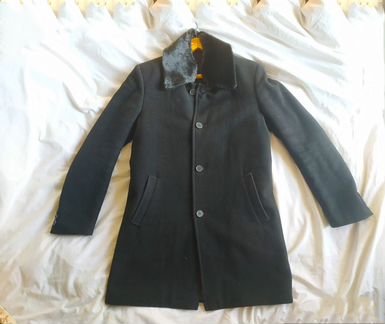 Теплое зимнее пальто с воротником нерпа